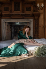 Load image into Gallery viewer, Oxford Mulberry Silk Pillowcase: Emerald - Artem Luxe